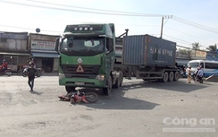 Container cuốn xe máy vào gầm, người phụ nữ la hét vì đau đớn