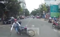 Video:Hai cô gái đi xe máy "đấu đầu", suýt lao vào ô tô