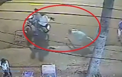 Video:Hai người nước ngoài bị giật túi xách ngã văng giữa phố Sài Gòn