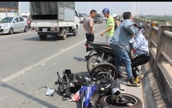 Hiện trường ô tô "điên" đâm 4 xe máy trên cầu Vĩnh Tuy