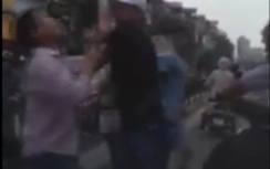 Video:3 người đi Mazda đánh đập lái xe máy dã man giữa Hà Nội