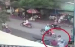 Video:Cô gái cởi mũ bảo hiểm đánh hai tên cướp giật giữa Sài Gòn