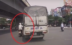 Video: Suýt bị húc văng vì áp sát xe tải giữa phố Hà Nội