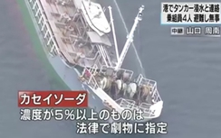 Video: Tàu chở 400 tấn hóa chất của Nhật Bản đổ nghiêng xuống biển