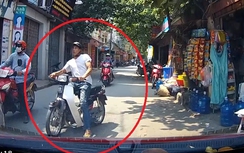 Video: Cướp giật trắng trợn rồi luồn lách, bỏ chạy giữa phố Hà Nội