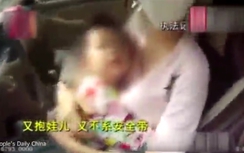 Video: Sốc cảnh bà mẹ vừa lái ô tô vừa cho... con bú