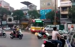 Kinh hoàng xe buýt Hà Nội lao qua dải phân cách để sang đường