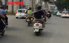 Video:Hai "soái ca" đi Vespa vác bó thép dài 3m trên phố Hà Nội
