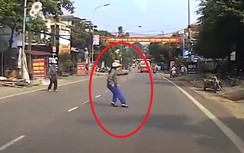 Video:Người phụ nữ lao ra giữa đường ngay trước đầu ôtô ở Phú Thọ