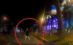 Video: Gái xinh sang đường cắt mặt ôtô khiến tài xế thót tim