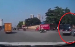 Video: Ô tô vào cua ép xe máy lao thẳng lên vỉa hè