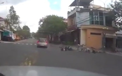 Video: Xe máy lao đầu ô tô, tông văng xe đạp giữa ngã tư