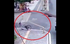 Video:Xe tự chế chở cọc thép đâm đổ cột đèn đè người đi đường