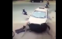 Video:Taxi đâm hàng loạt xe máy, lao vào nhà dân ở Hà Giang
