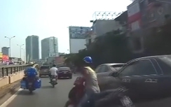Xe máy bị "kẹp chả" vì lấn làn ô tô giữa phố Hà Nội