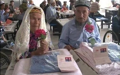 Video: Sốc đám cưới chú rể 71 tuổi, cô dâu 114 tuổi