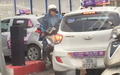 Hai taxi VIC ngang nhiên đi ngược chiều tại cầu vượt Hoàng Minh Giám