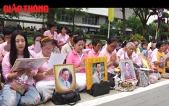 Video: Người Thái Lan lo lắng, cầu nguyện cho nhà Vua