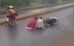 Video: Hàng chục phương tiện trượt ngã vì đường dính dầu ở Sóc Sơn