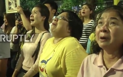 Video: Hàng ngàn người Thái òa khóc tiếc thương Quốc vương qua đời