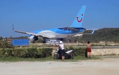 Video: Boeing 757 cất cánh thổi bay người và xe xuống biển