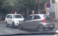 Video: Ô tô con chặn đầu xe cứu thương giữa phố Hà Nội