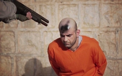 Video: IS phun sơn lên trán tù nhân rồi giơ súng bắn