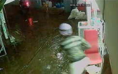 Video: Cướp vác dao vào tận nhà dân giật điện thoại ở Sài Gòn