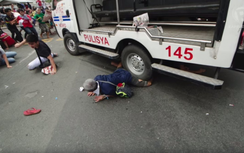 Video: Xe cảnh sát Philippines cố tình cán lên hàng loạt người biểu tình