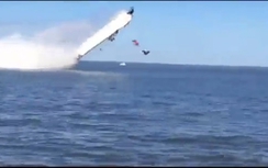 Video: Khoảnh khắc con thuyền chạy 225km/h bị lật nhào khiến 2 người chết
