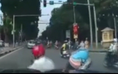 Video: Đôi vợ chồng ngã văng giữa phố Hà Nội vì cắt mặt ôtô