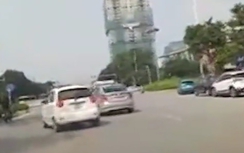 Video: Taxi đánh võng, chặn đầu ô tô náo loạn đường phố Hà Nội