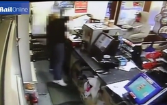 Video: Nữ nhân viên cầm gậy đánh tên cướp cầm dao chạy trối chết