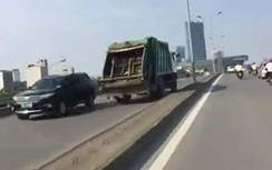 Video:Xe chở rác ngông nghênh đi ngược chiều trên cầu vượt Mễ Trì