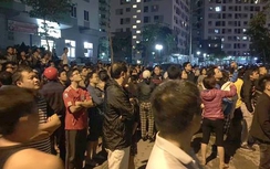 Người dân tháo chạy vì cháy chung cư ở Hà Nội giữa đêm khuya