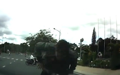 Video: Tránh xe máy sang đường, thanh niên bay thẳng lên nắp capo ôtô