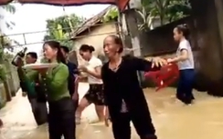 Video: Đám cưới vui tưng bừng bất chấp nước lũ tại Quảng Bình