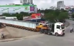 Video: Siêu xe tải 174 bánh gây kinh ngạc trên đường phố Hải Phòng