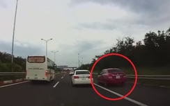 Video: Đi vào làn khẩn cấp, ô tô bị xe khách đâm quay tròn
