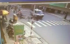 Video: Xe cứu thương đâm xe máy bay lên vỉa hè ở Kiên Giang