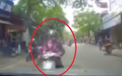 Video: Mẹ đèo con nhỏ không đội MBH đâm sầm vào đầu ô tô