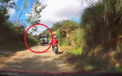 Video: Pha tạt đầu xe tải nguy hiểm của lái xe phân khối lớn