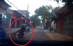 Video: Xe máy bất ngờ phanh gấp suýt bị ô tô cán qua