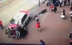 Video:Tài xế taxi thản nhiên xuống xem xe sau khi đâm văng 7 người