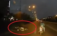 Video: Xe máy phanh gấp ngã văng, tóe lửa giữa phố Hà Nội