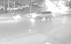 Video: Xe máy bị ô tô đâm bay 2m giữa phố Hà Nội