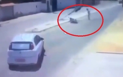 Video:Người đàn ông lao vào ô tô, bị cột điện đè chết