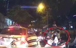 Video: Tung "chưởng" dữ dội giữa phố Sài Gòn vì va chạm giao thông