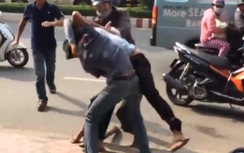 Video: Tài xế xe tải và xe buýt "choảng" nhau náo loạn Biên Hòa