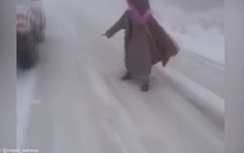 Video: Khó tin cảnh tuyết phủ trắng xóa sa mạc nóng nhất Ả-rập